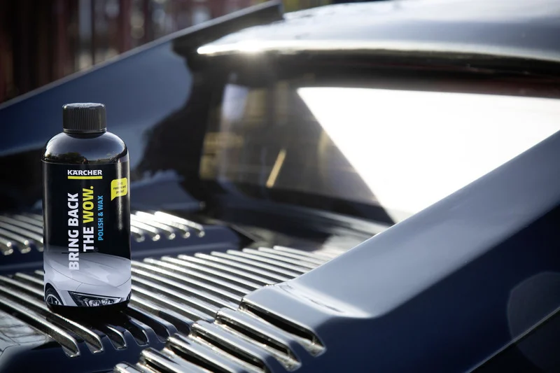 Kärcher Polish & Wax Flasche auf glänzendem Autodach im Sonnenlicht.