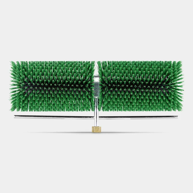 Grüne Bürstenwalze mit Metallhalterung auf weißem Hintergrund.