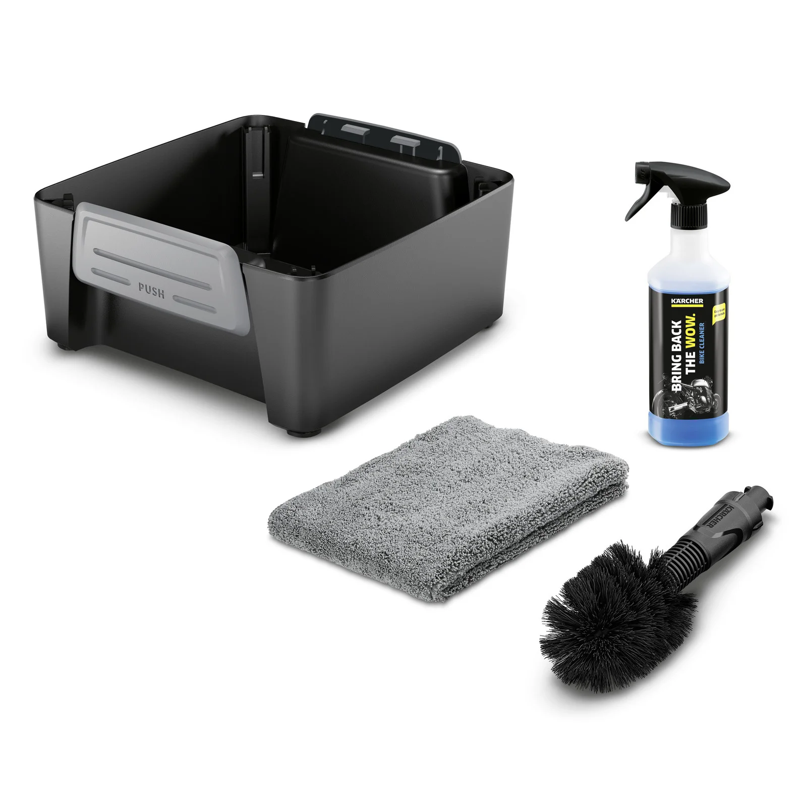 Schwarze Box, graues Mikrofasertuch, schwarze Bürste und Kärcher Reinigungsmittel in Sprühflasche auf weißem Hintergrund.